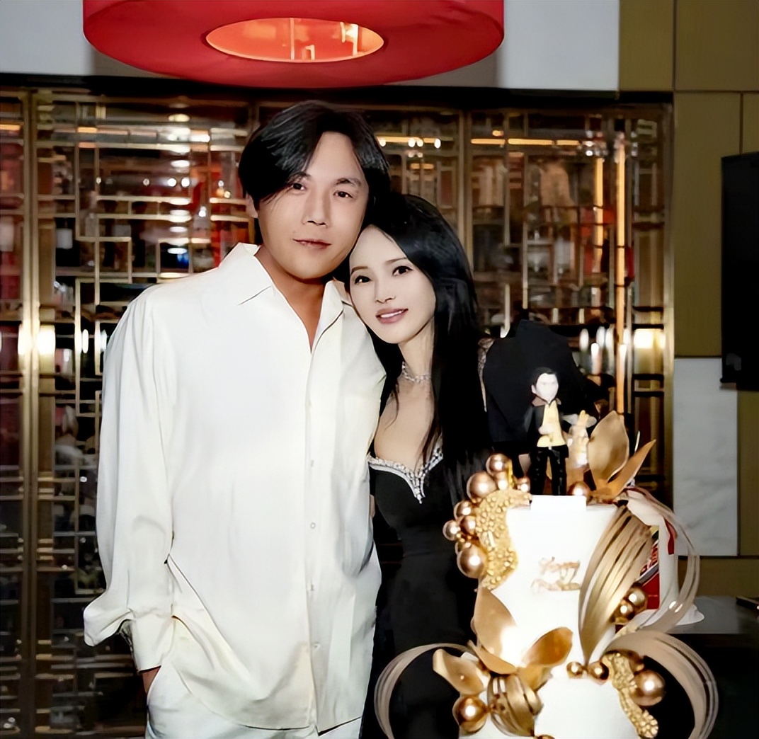 恶心一幕上演,50岁陈紫函,终是见识了姐弟恋的残酷,伊能静说中了