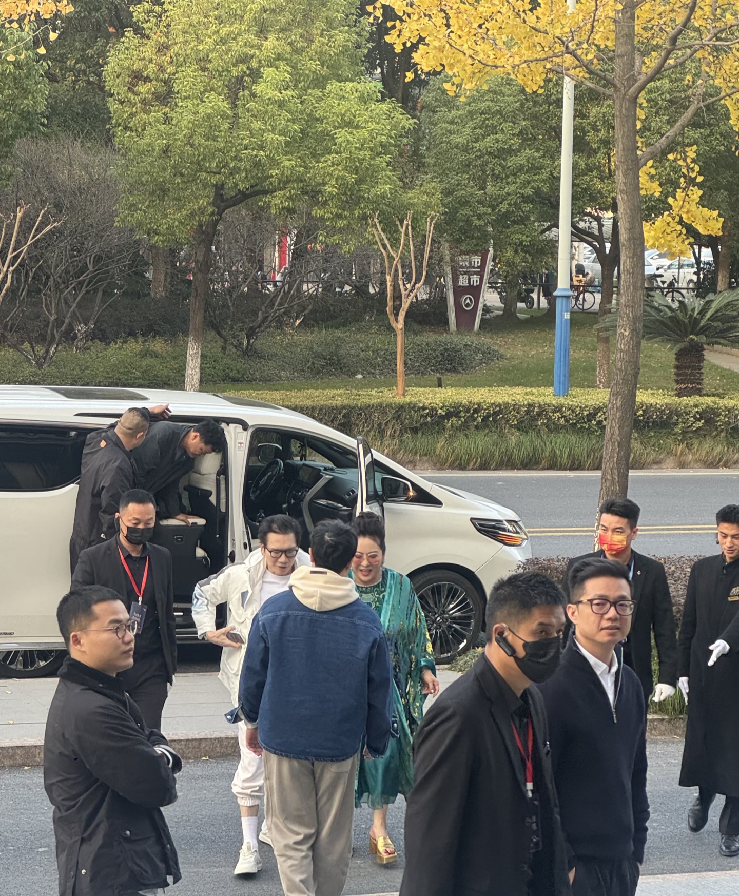 向华强夫妇杭州看房,向太大冬天光脚穿凉拖貌似身体很好火力很壮