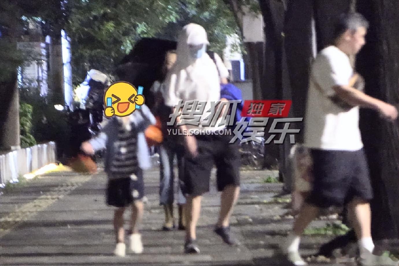 葛优携儿子外出吃饭，小61岁儿子全身照曝光，父子同框温情满满