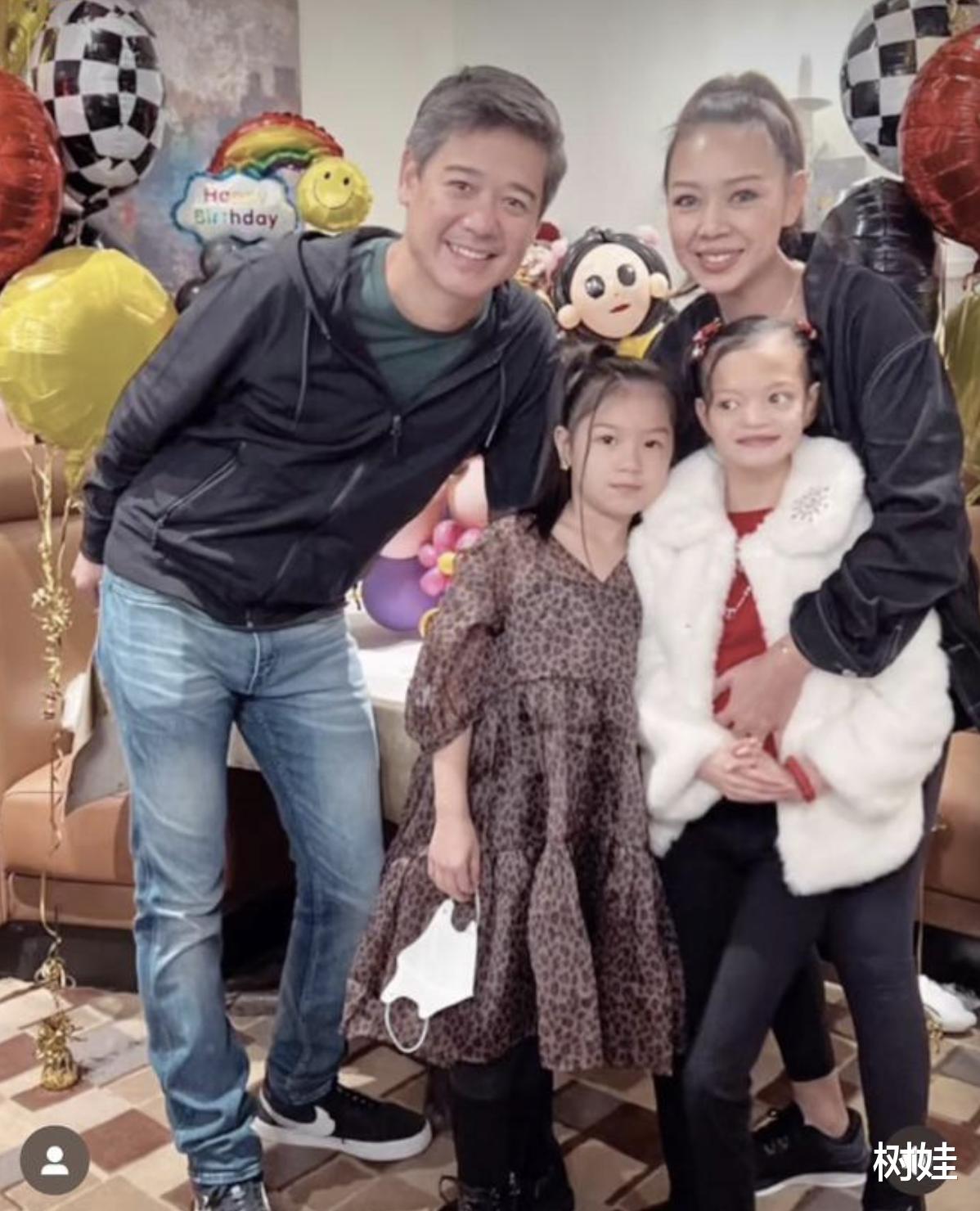 钟丽淇10岁次女生日,搂着患病姐姐切蛋糕,14岁姐姐无法行走说话