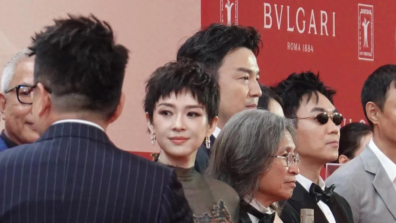 章子怡带女儿看酱园弄首映！ 10 岁醒醒穿公主裙好美，母女互动有爱