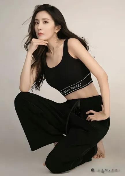 杨幂带货了一种裤子:“露胯裤”才真厉害,显瘦又修身,好高级