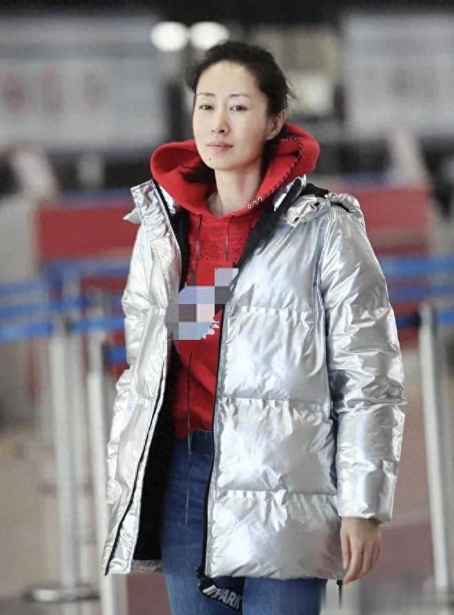 刘敏涛的中年穿搭真年轻！羽绒服+连帽卫衣+牛仔裤，减龄又时髦