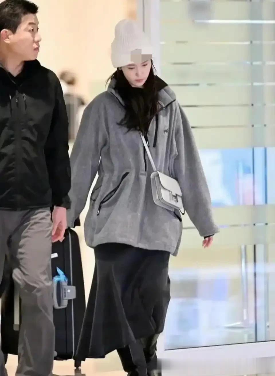 林允儿不愧是“童颜女神”，3套冬日穿搭氛围感拉满，又白又美！