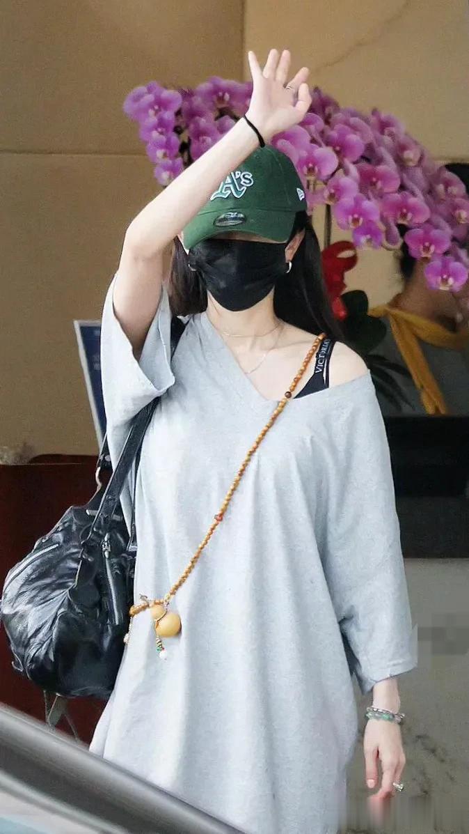 果然人长得好看穿啥都美, 杨幂这哪像孩子她妈啊! 38岁仍少女感满满