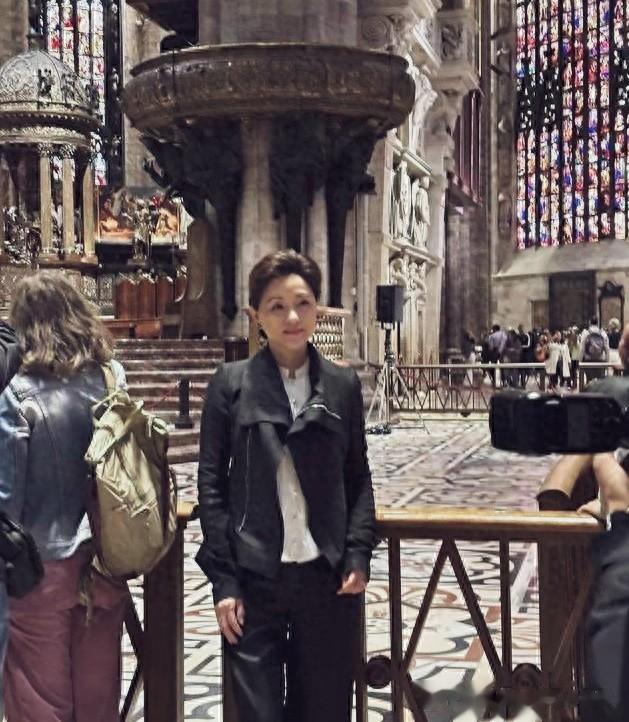 杨澜米兰状态引热议:又瘦又高如超模,这才是真正的风骨美人!