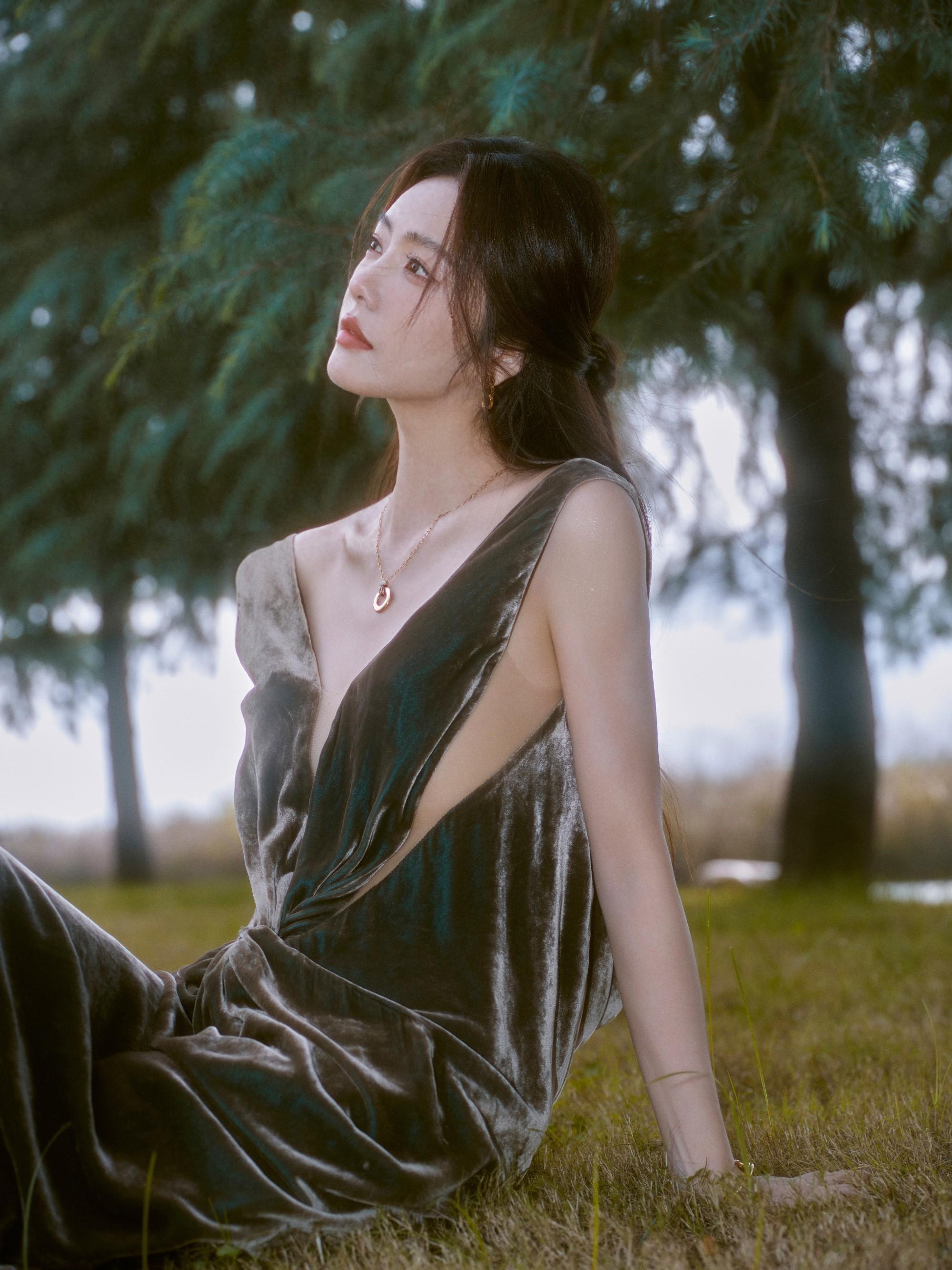 蔡文静深v连衣裙，人在画中游