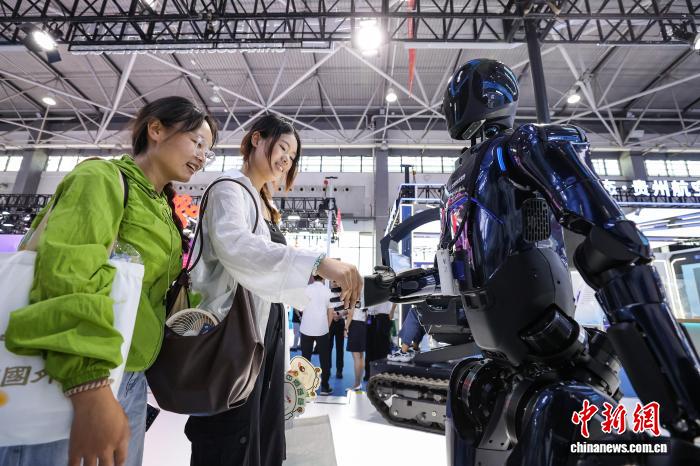 人工智能赋能千行百业 数博会秀智慧应用