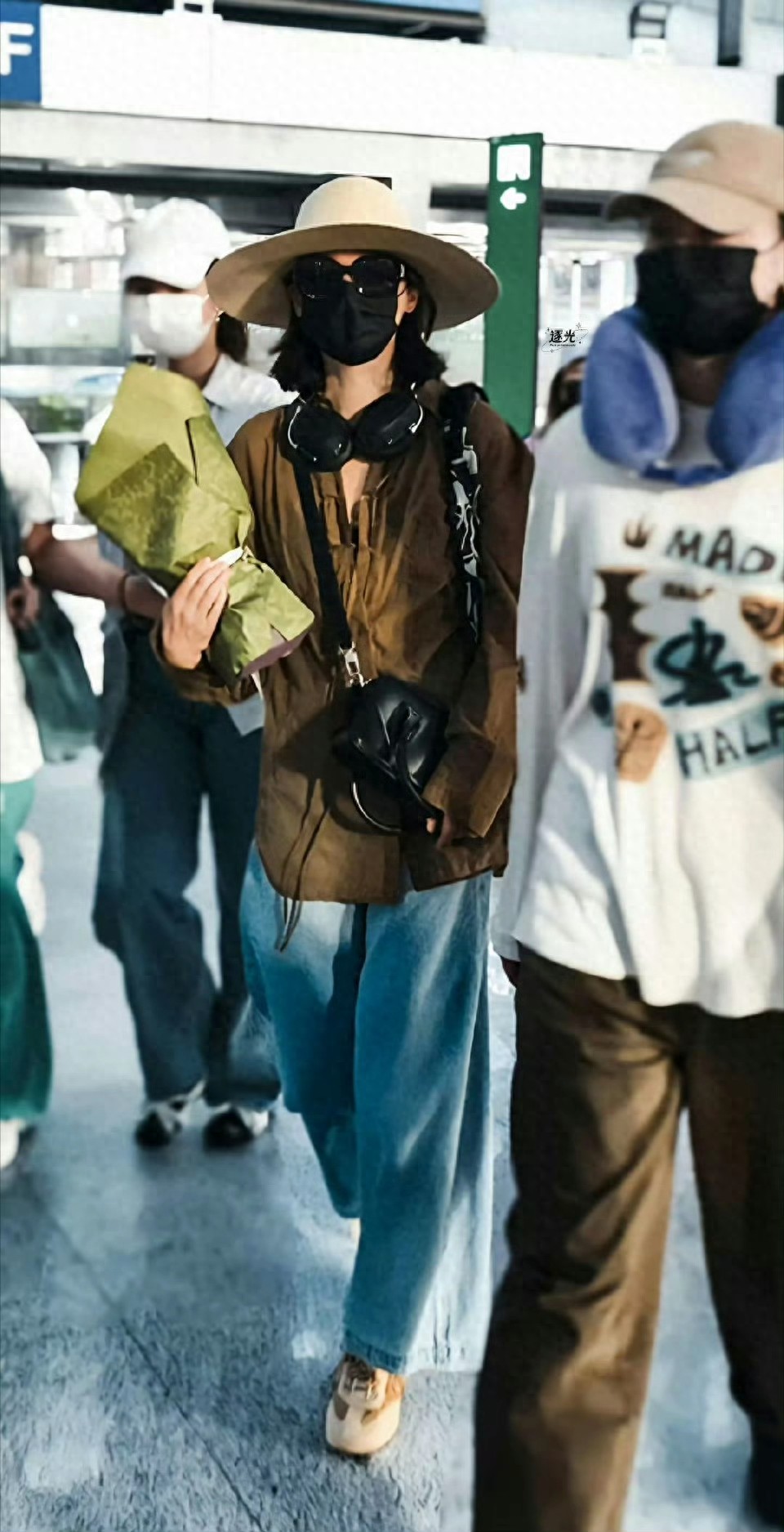 辛芷蕾获奖回国现身机场，身上挂一堆东西，该说不说这身穿搭好酷