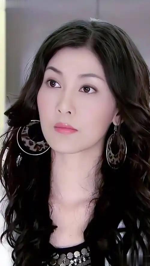 42岁香港女星生日获猛男庆生！曾与富商闪婚闪离，如今钟爱小鲜肉