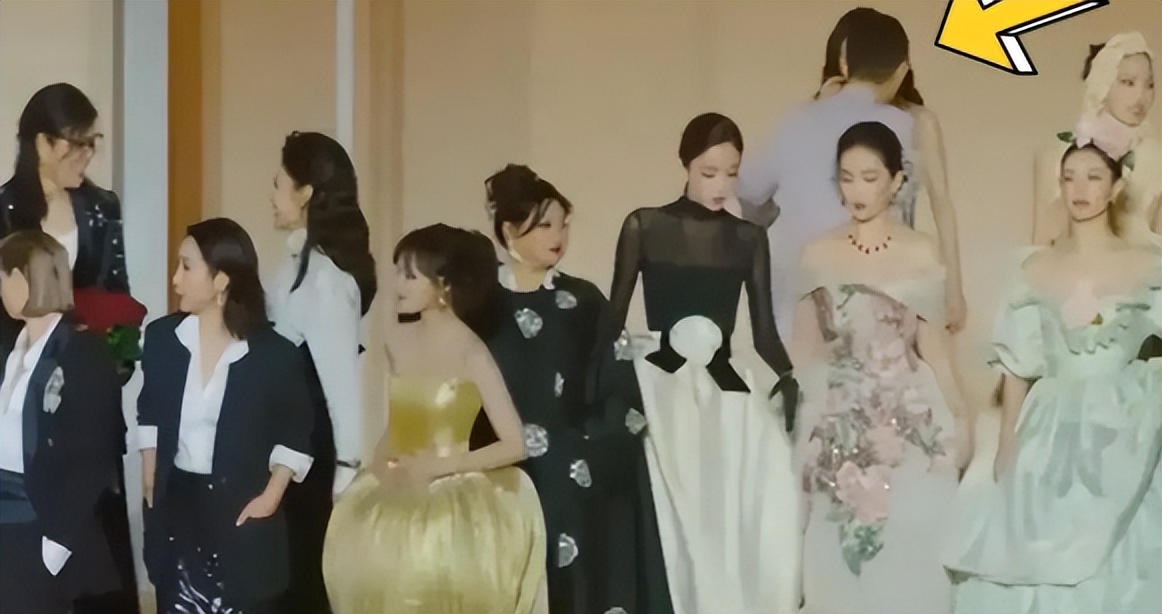 眼神都懒得给对方，杨幂刘亦菲现场“明争暗斗”，尴尬的却是唐嫣