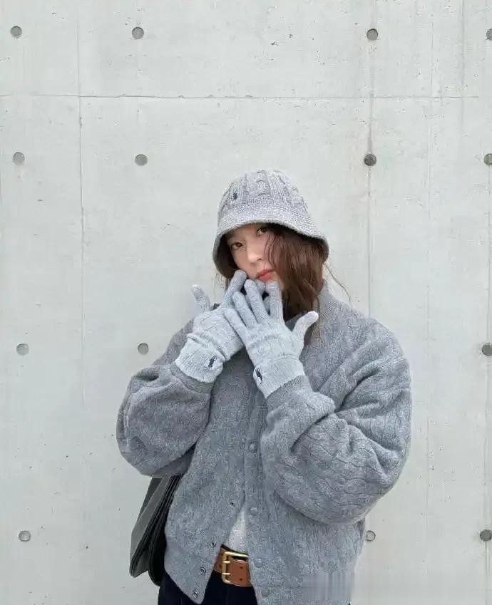 郑秀晶带火灰色“老钱风”，灰色羊角扣大衣搭针织衫，时髦又高级