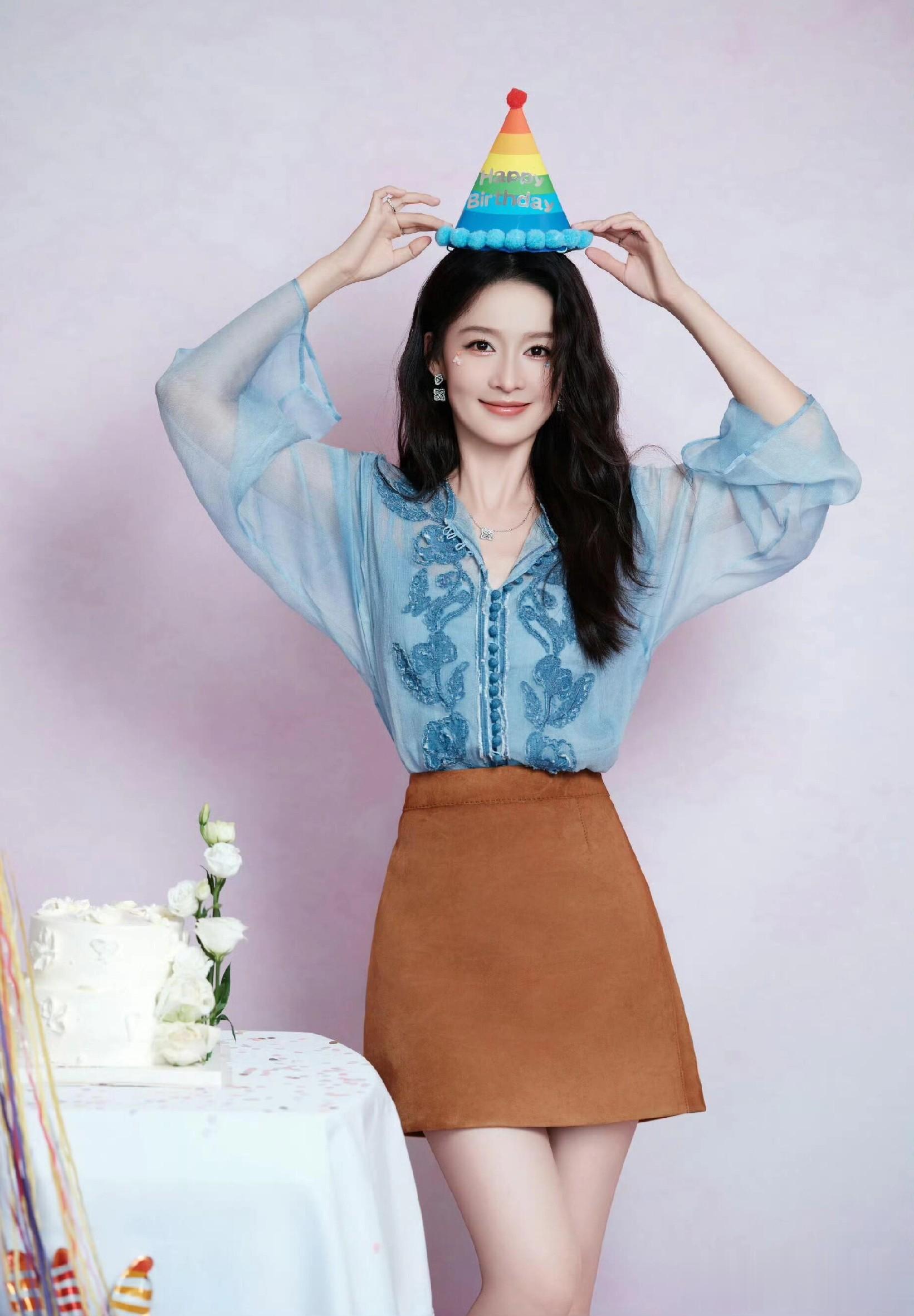李沁0927生日大片,清冷蓝色系穿搭配微卷发,温柔又气质!