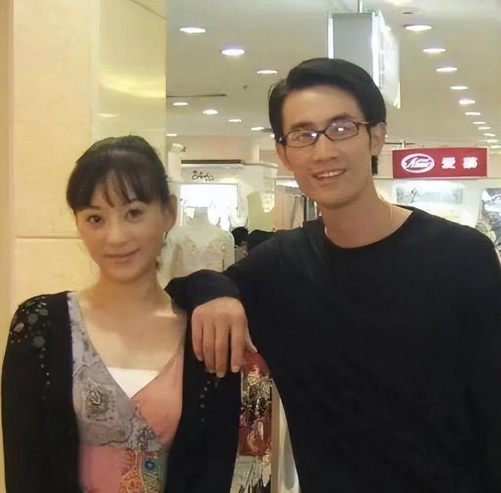 凭演岳灵珊出名，为爱嫁穷小子，婚后车祸面瘫，如今转行当制片人