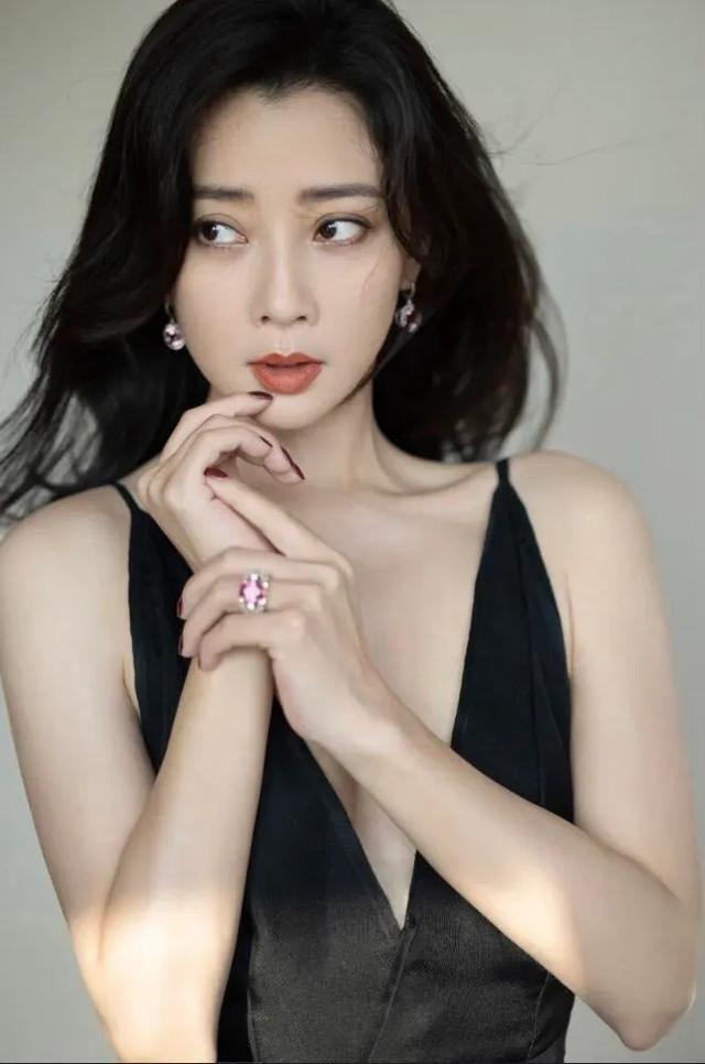 殷桃,气质高雅,多彩缤纷