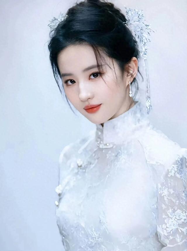 刘亦菲一旦穿上旗袍，就是穿越至百年前的古典美人