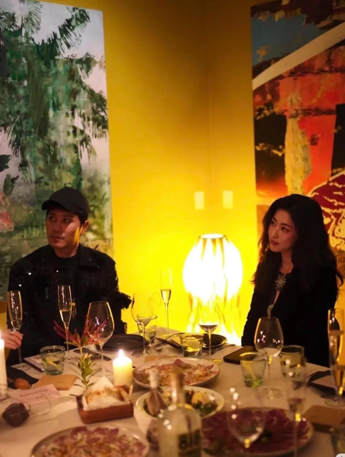 朱珠在住过的公寓办画展，她的旧房子很美，朱珠老公全程陪着她！