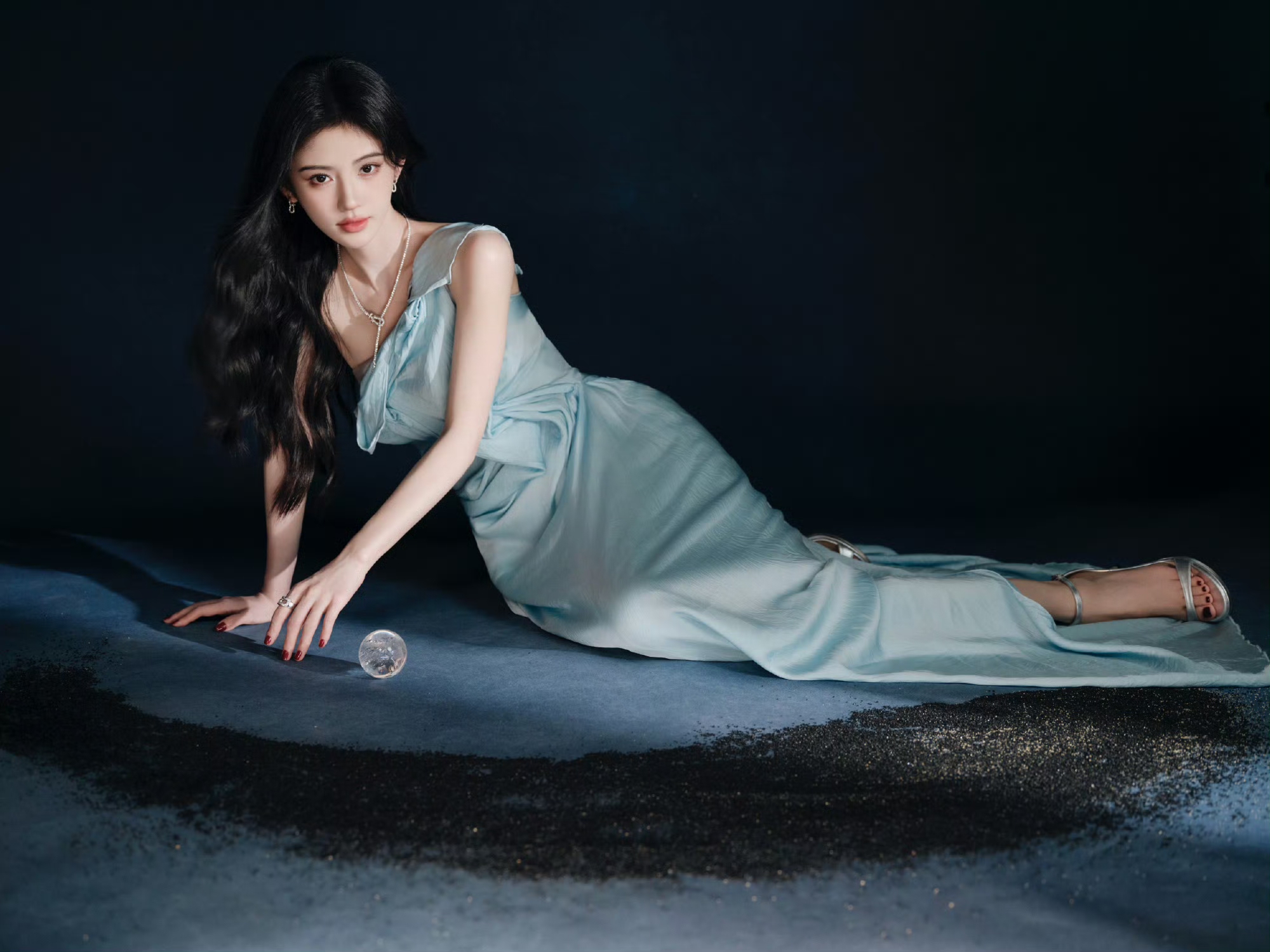 鞠婧祎冰蓝斜肩抹胸连衣裙