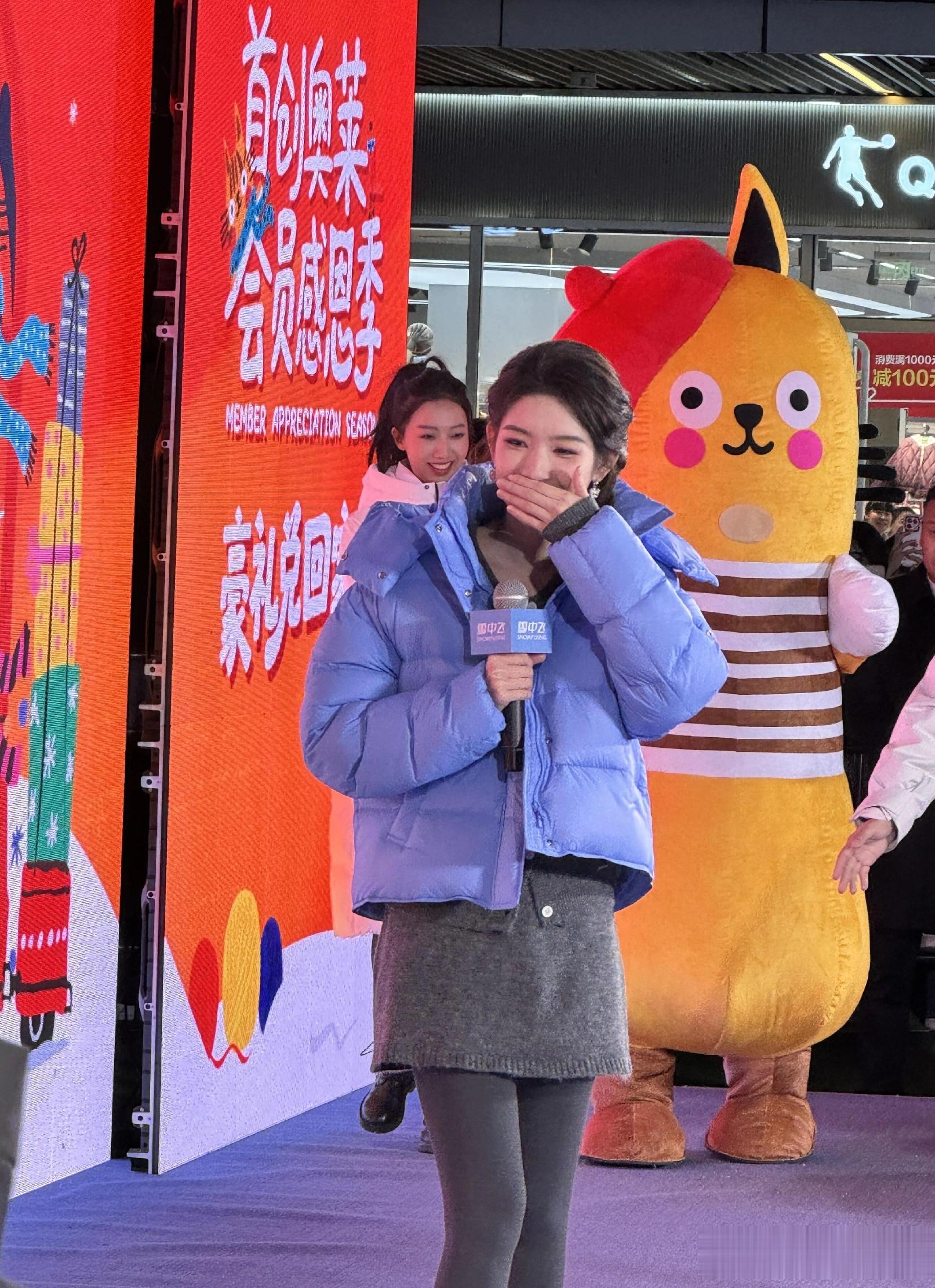 王玉雯出席雪中飞粉丝见面会,穿毛衣裙扎麻花辫,本人比电视还美