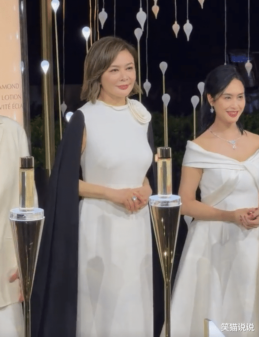 关之琳朱茵出席活动，穿白裙同台亮相，交头接耳疑似说悄悄话