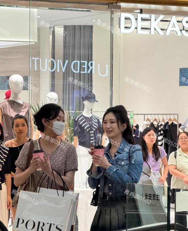 成都万象城偶遇江疏影，她脸胖了很多，快40了还嘟嘴扮可爱很违和