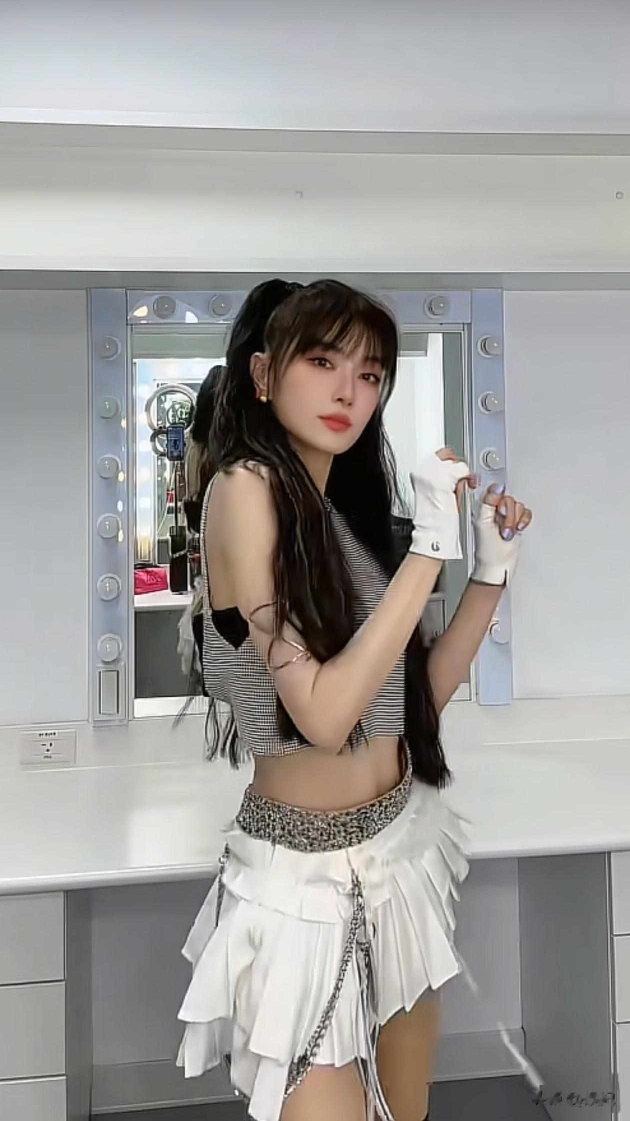 50岁谢金燕最新穿搭：露脐背心+短裙，尽显小蛮腰，状态好得像28