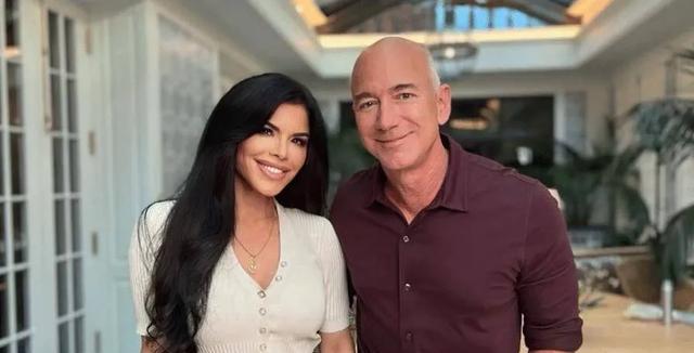 贝佐斯桑切斯抵达威尼斯!准新娘精神抖擞状态好,掌心曝光引热议