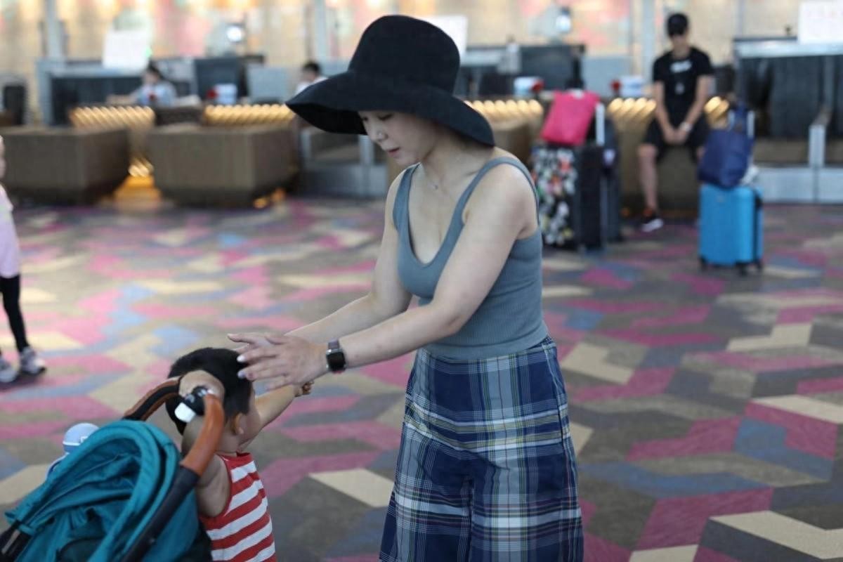 “李小萌”才是真正的肥而不腻，穿背心+阔腿裤，这肉感美没谁了