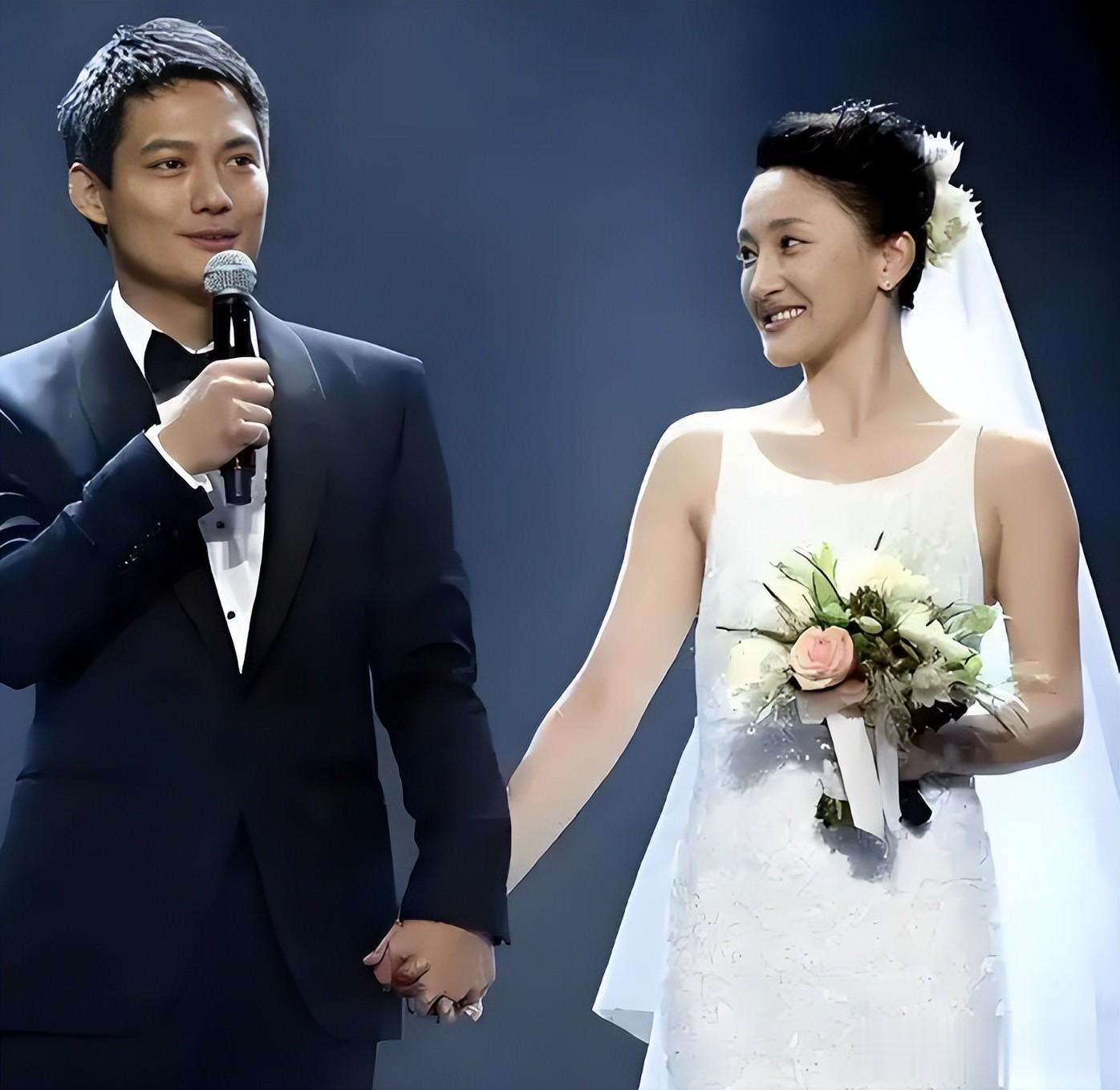 51岁周迅在巴黎时装周,满头白发不修边幅,网友太真实,太随性