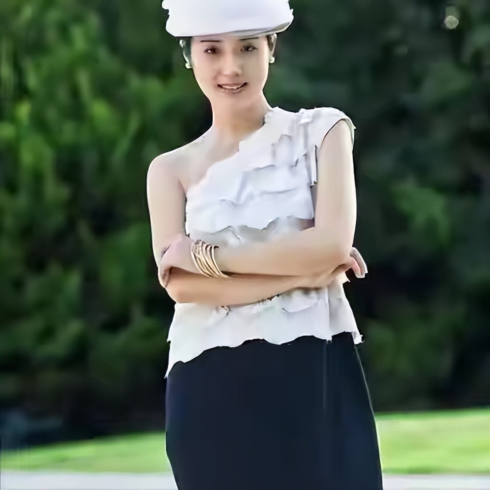 她是著名歌唱家，丈夫曾是央视主持，47岁儿女双全担任企业高管