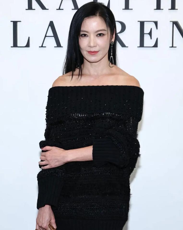 纽约时装周大花同框,48岁曾黎暴露缺陷,她居然靠时光熬赢大美女