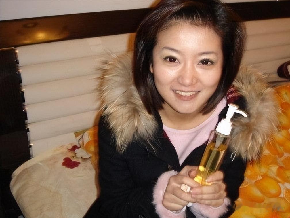 上海女主播李菡,稳坐主播台20年,老公是昔日名嘴,如今低调生活