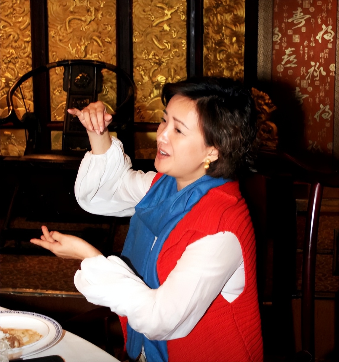 许何送妈妈何晴最后一程，好友称她生前总独处，外号曝光留一遗憾