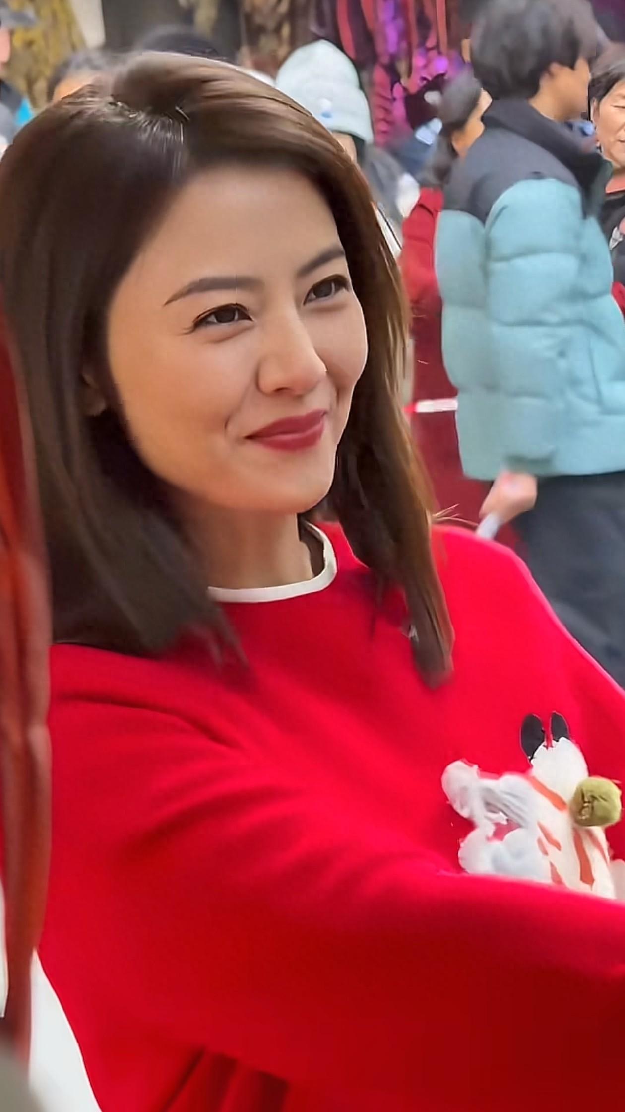 46岁高圆圆街头穿搭:红毛衣+白裤子,有法令纹,颜值却依旧抗打