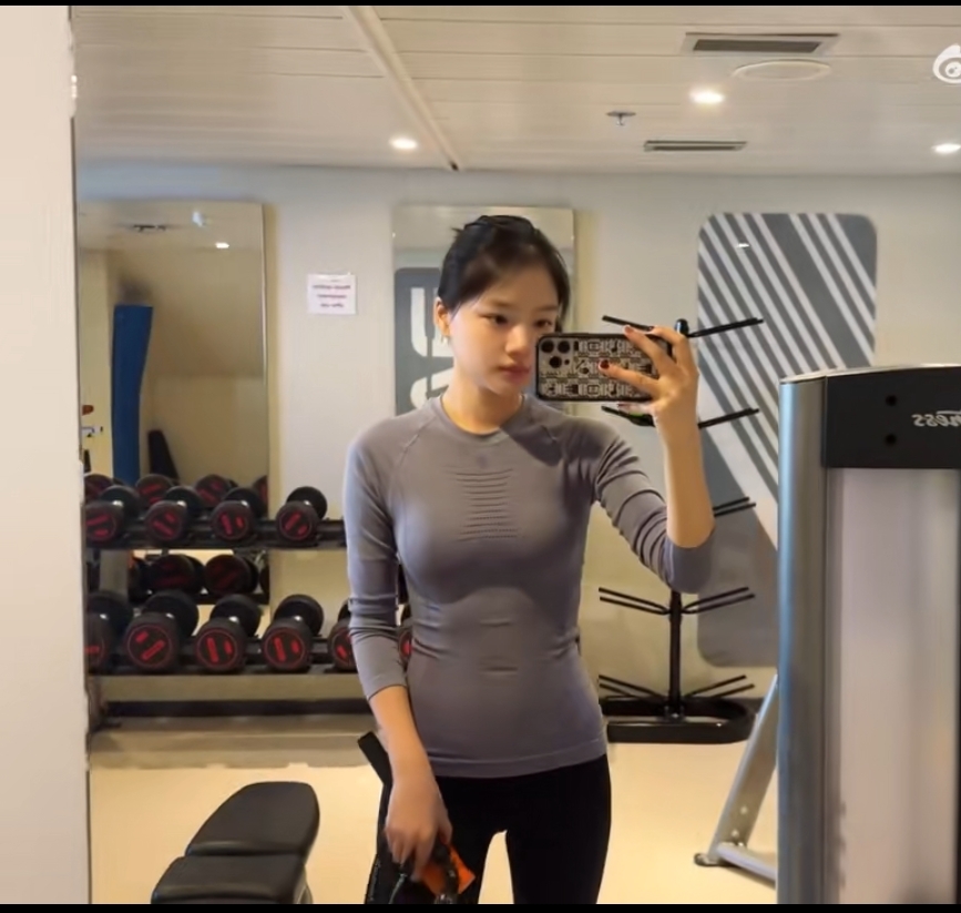 任敏太猛了，生理期第2天穿泳衣南极跳海，网友辣评：无知者无畏