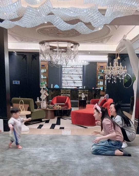 赵本山1岁外孙会走了！球球晒小皮豪宅内学走路，马丽娟满脸慈爱