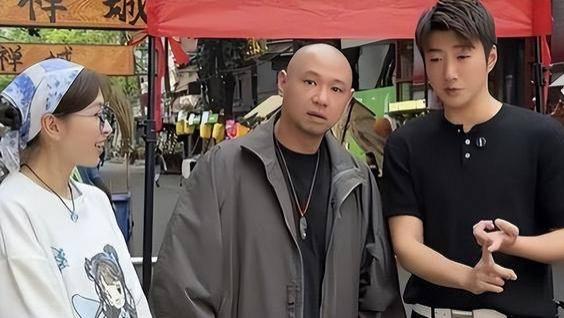 TVB前艺人近况曝光，与张兆辉深圳狂吃生蚝，夸张表情引网友爆笑