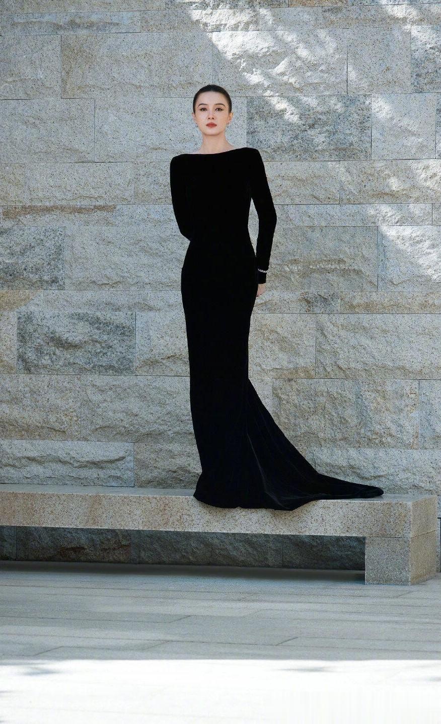 宋佳凭借《好东西》二封金鸡奖最佳女主角，颁奖典礼笑得好开心