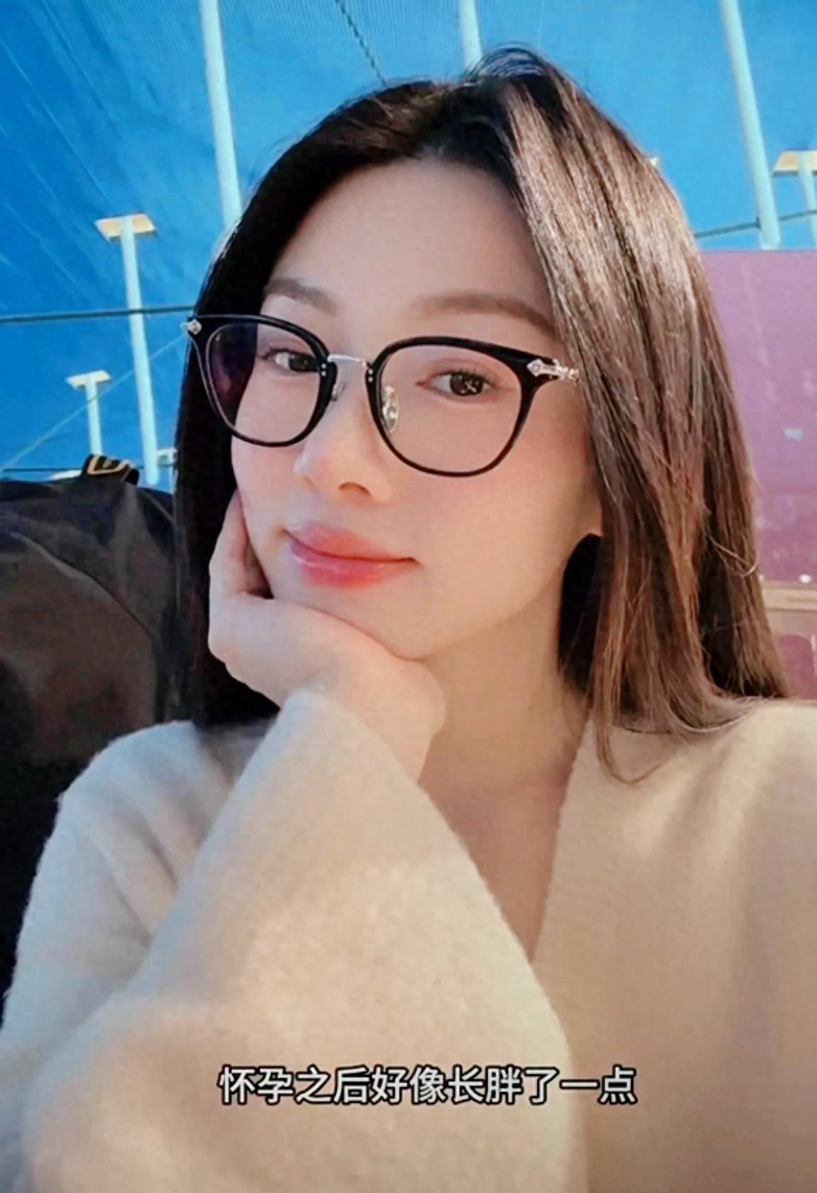 郑恺前女友程晓玥怀二胎5个月 孕肚遮不住 仍然化妆 素颜冲上热搜