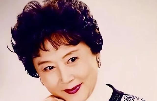 22岁因李铁梅出名，结婚仅4个月前夫去世，如今83岁获终身成就