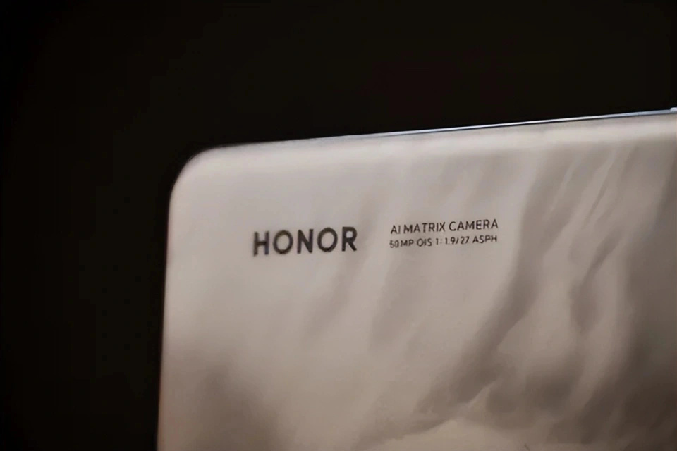 榮耀“亂套了”，從3199元跌至1363元，頂配版也降成“千元機”