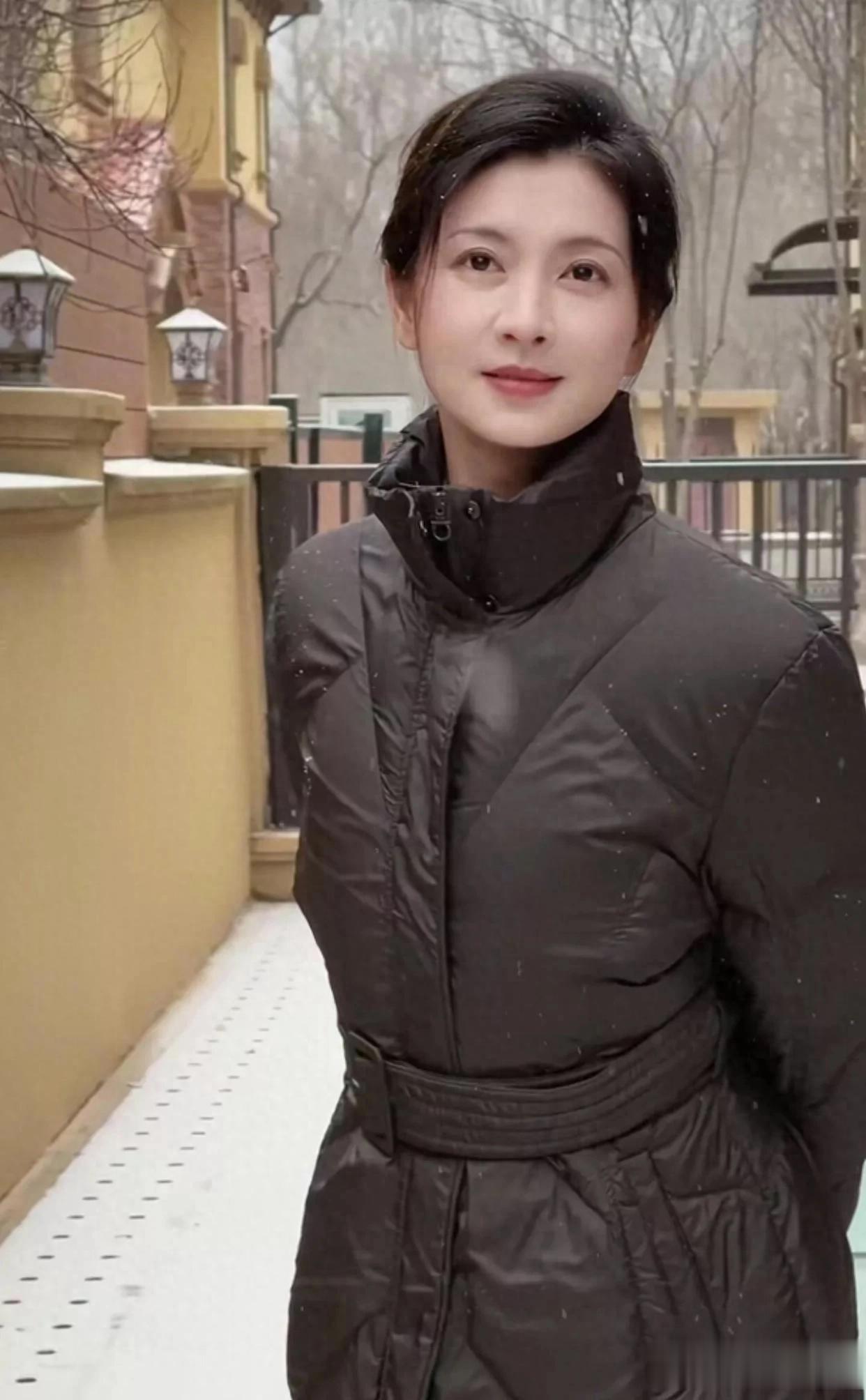 42岁斓曦雪景照,身穿黑色立领羽绒服,网友称该款已是10年旧款