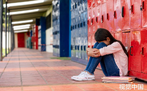 官二代在学校遭受霸凌，校方却偏袒霸凌者，领导亲临现场勃然大怒……