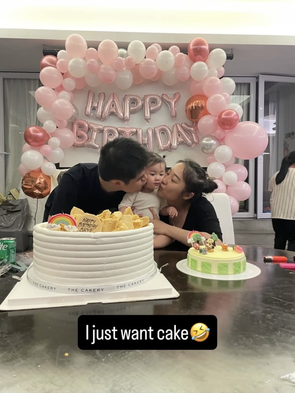 梁家辉外孙女满周岁，全家在豪宅庆祝三代同堂，外孙女长得像爸爸