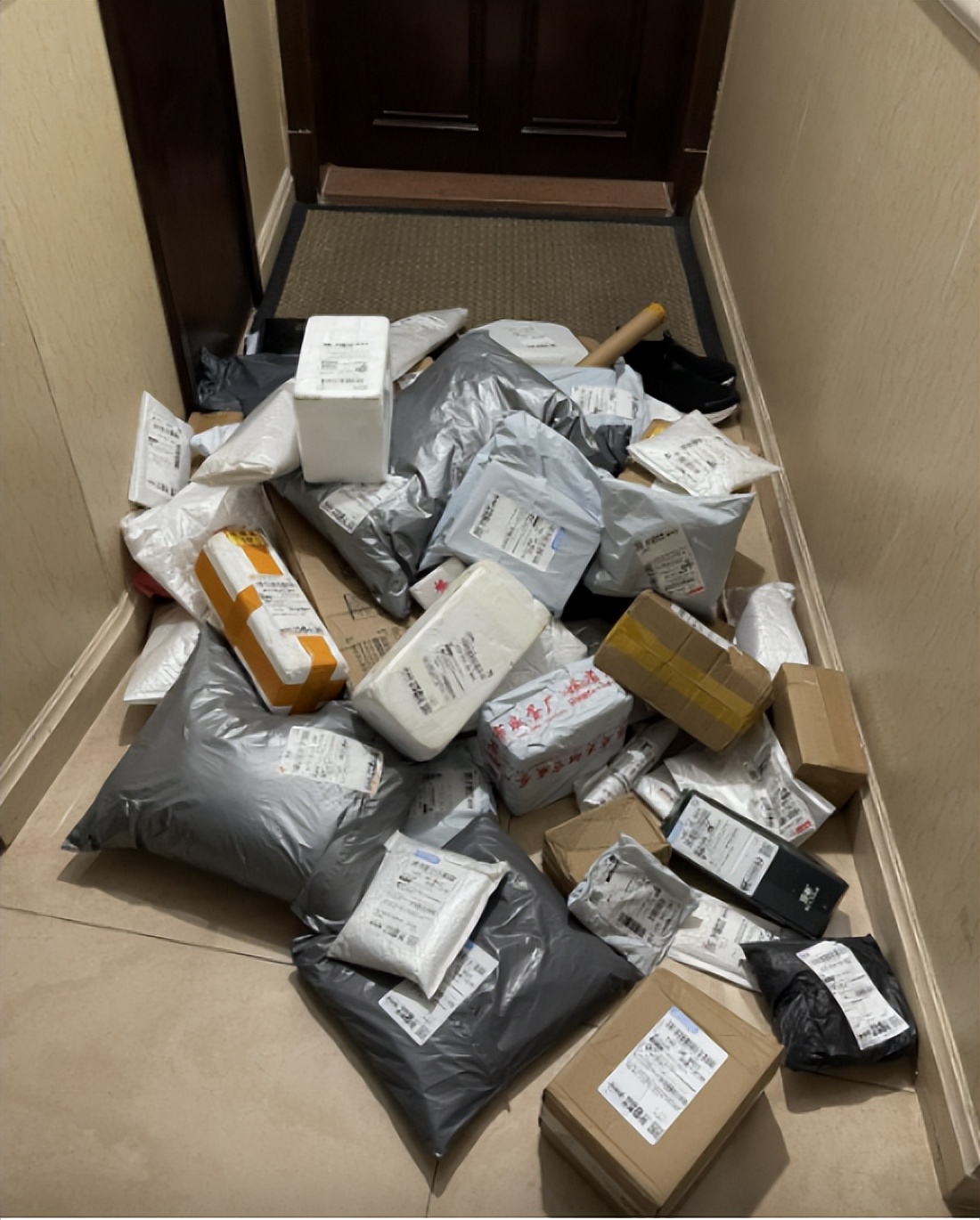 TVB金牌绿叶患病离巢后，移居内地变购物狂，快递在走廊堆积如山