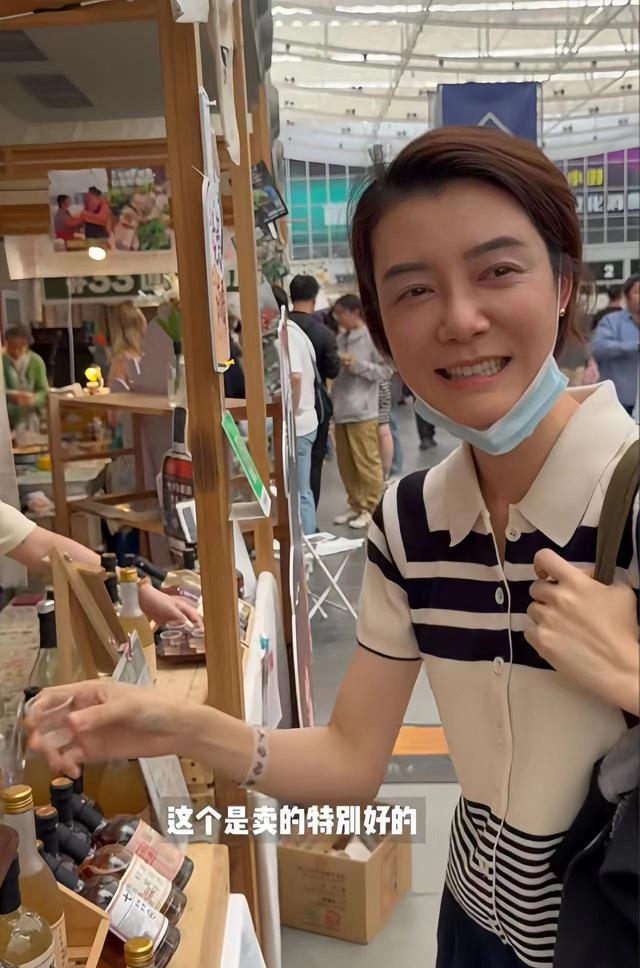 43岁明星车晓约朋友逛街，喝25块钱酒嫌贵，离婚13年羡慕普通情侣