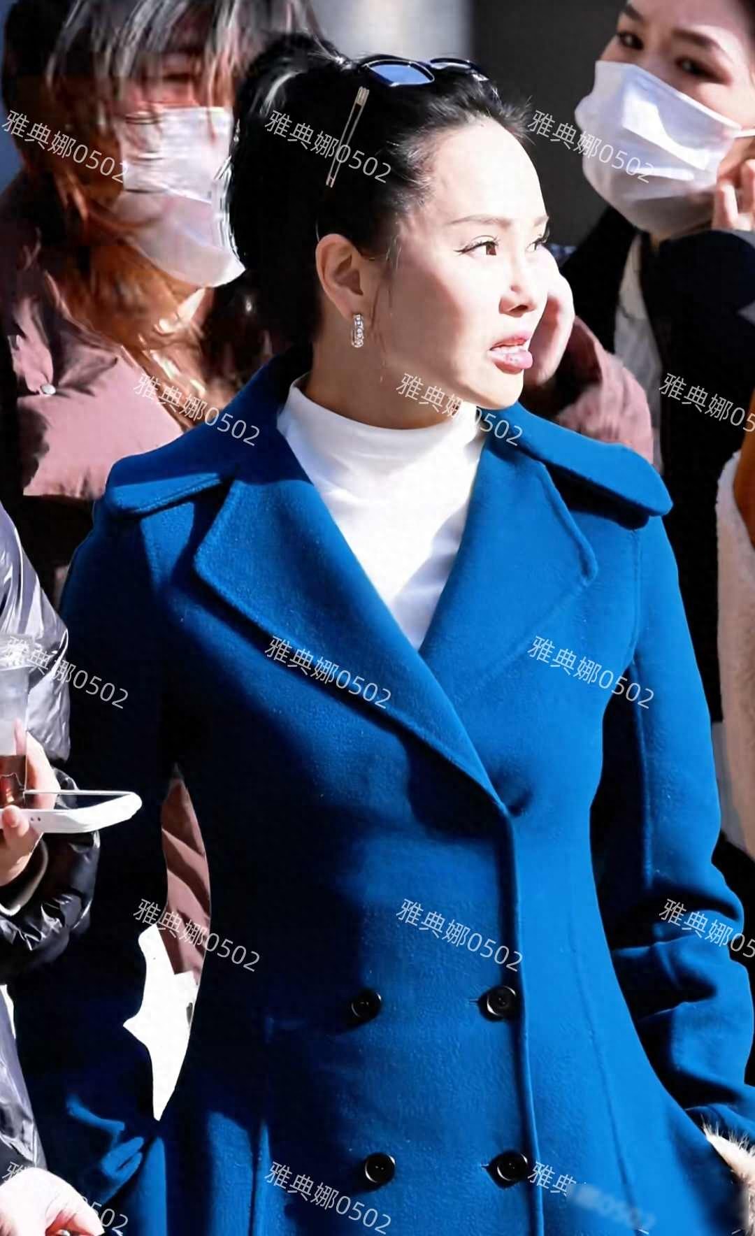 伊能静为了上春晚又动脸了？她脸变宽眼变小嘟嘟唇跟她年纪好违和