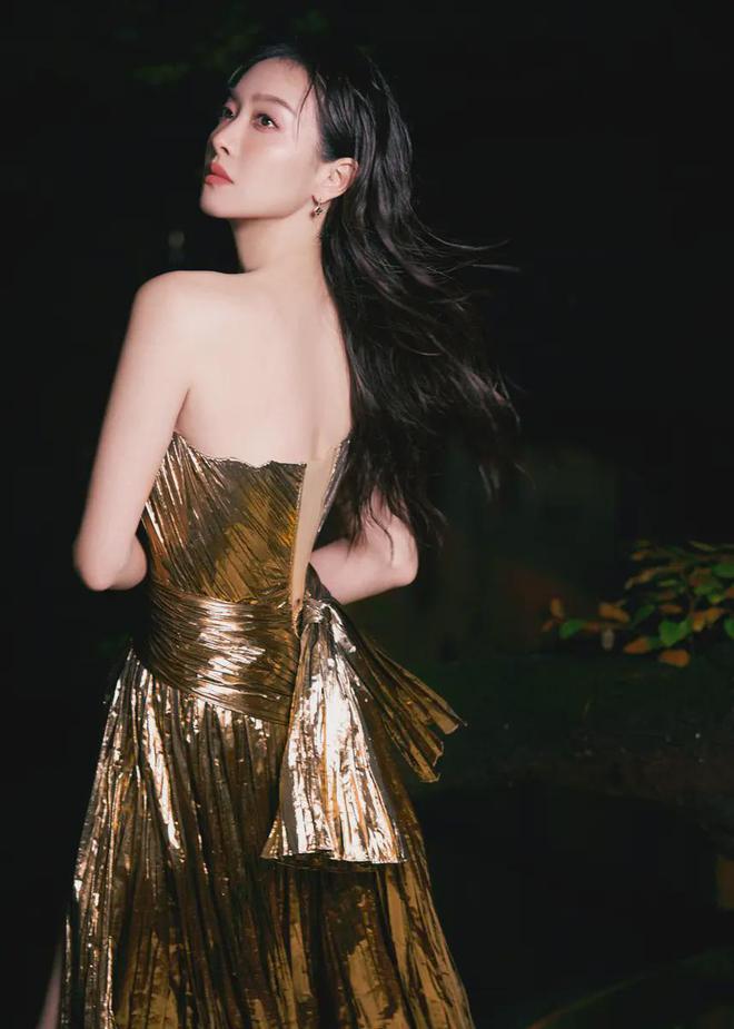 38岁宋茜鎏金开衩裙刷屏!生图惊现小肚腩网友却狂赞:真实得可怕