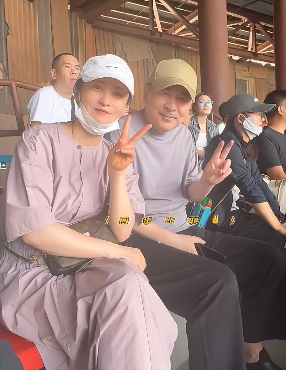 蒋勤勤夫妻机场疑争吵！她低头落泪难掩悲伤，陈建斌眼睛受伤严重