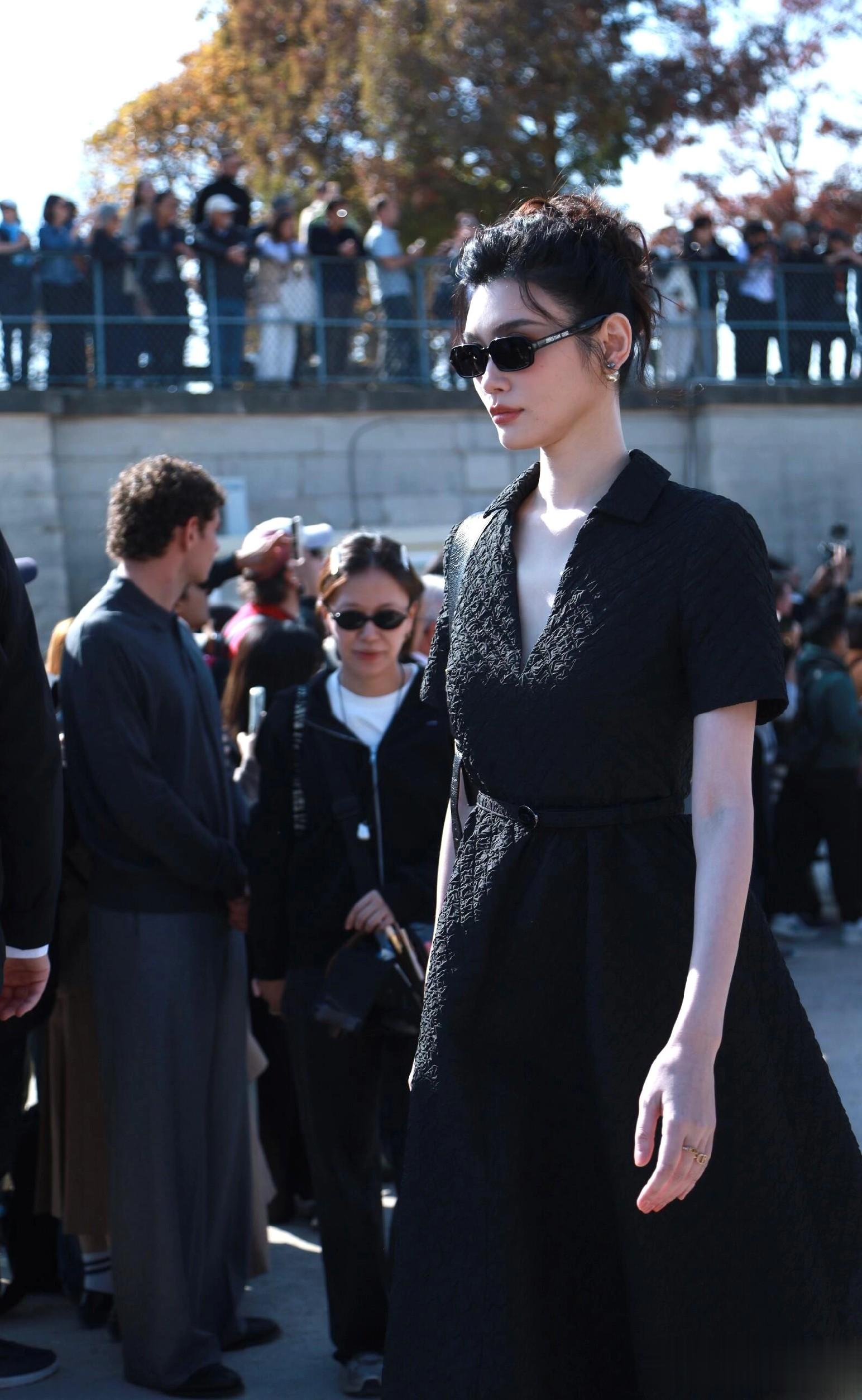 奚梦瑶出席巴黎时装周,一袭黑色束腰连衣裙优雅气质好漂亮!